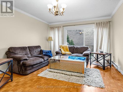 148 Milestone Crescent, Aurora, ON - Indoor Photo Showing Living Room