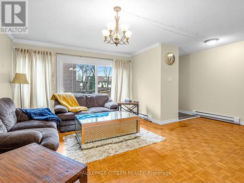 148 Milestone Crescent, Aurora, ON - Indoor Photo Showing Living Room
