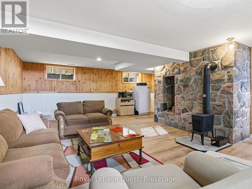 160 14 Concession W, Tiny, ON - Indoor Photo Showing Living Room