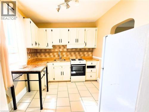 214 Fairfield Avenue, Hamilton, ON - Indoor Photo Showing Kitchen