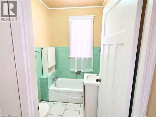 214 Fairfield Avenue, Hamilton, ON - Indoor Photo Showing Bathroom