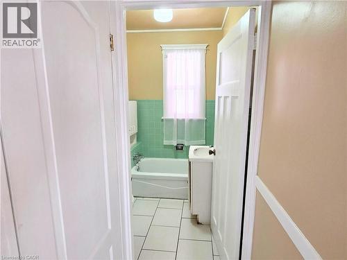 214 Fairfield Avenue, Hamilton, ON - Indoor Photo Showing Bathroom