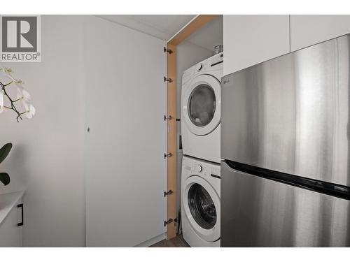 1344 Prairie Avenue, Port Coquitlam, BC - Indoor Photo Showing Laundry Room