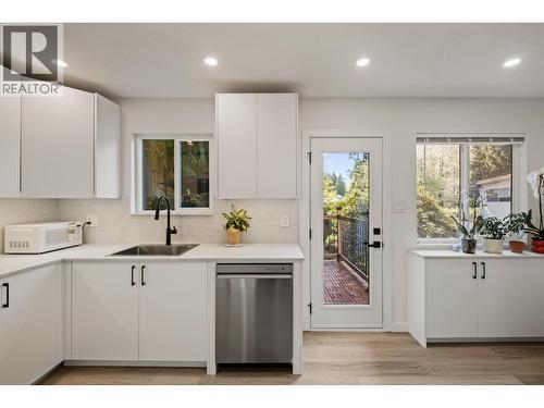 1344 Prairie Avenue, Port Coquitlam, BC - Indoor Photo Showing Kitchen