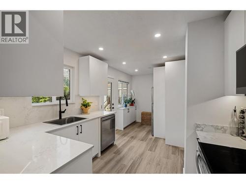 1344 Prairie Avenue, Port Coquitlam, BC - Indoor Photo Showing Kitchen With Upgraded Kitchen