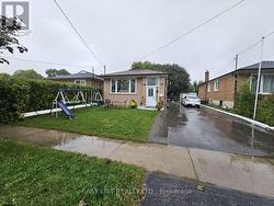 15 BARNES CRESCENT Toronto, ON M1G 1Z8