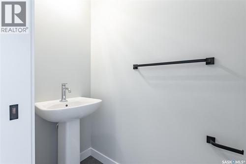42 Taskamanwa Terrace, Saskatoon, SK - Indoor Photo Showing Bathroom