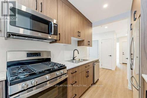 127 Victoria Avenue S, Hamilton, ON - Indoor Photo Showing Kitchen With Double Sink With Upgraded Kitchen