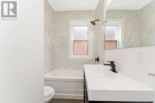 127 Victoria Avenue S, Hamilton, ON - Indoor Photo Showing Bathroom