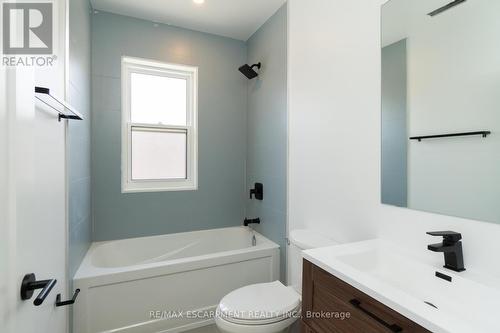 127 Victoria Avenue S, Hamilton, ON - Indoor Photo Showing Bathroom