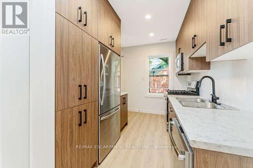 127 Victoria Avenue S, Hamilton, ON - Indoor Photo Showing Kitchen With Upgraded Kitchen
