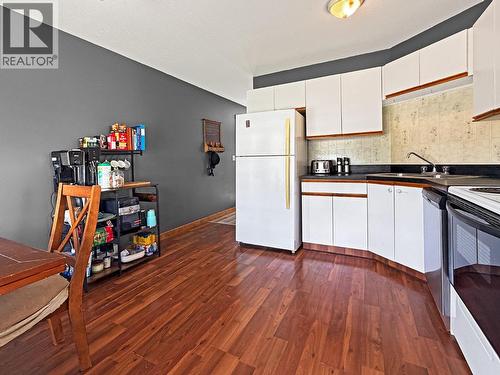 129 9Th Avenue S, Creston, BC - Indoor Photo Showing Kitchen With Double Sink