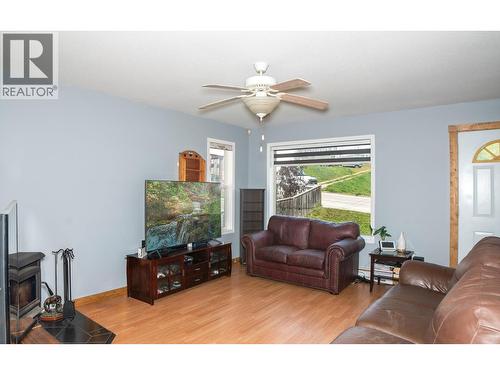 129 9Th Avenue S, Creston, BC - Indoor Photo Showing Living Room