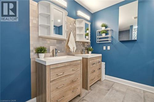1354 No 1 Side Road, Burlington, ON - Indoor Photo Showing Bathroom
