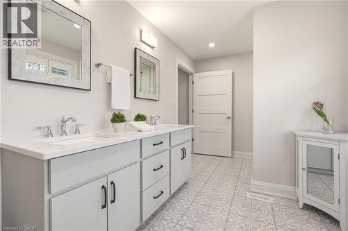 1354 No 1 Side Road, Burlington, ON - Indoor Photo Showing Bathroom