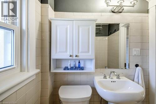 2180 Caroline Street, Burlington, ON - Indoor Photo Showing Bathroom
