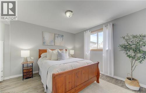 100 Johanna Drive, Cambridge, ON - Indoor Photo Showing Bedroom