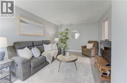 100 Johanna Drive, Cambridge, ON - Indoor Photo Showing Living Room