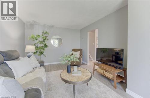 100 Johanna Drive, Cambridge, ON - Indoor Photo Showing Living Room