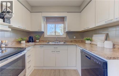 100 Johanna Drive, Cambridge, ON - Indoor Photo Showing Kitchen With Double Sink
