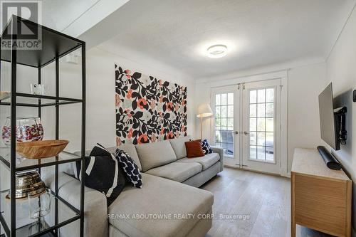 2180 Caroline Street, Burlington, ON - Indoor Photo Showing Living Room