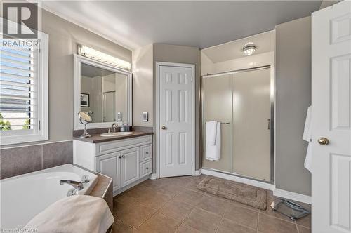 4266 Clubview Drive, Burlington, ON - Indoor Photo Showing Bathroom