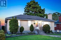 243 COMPTON AVENUE  Ottawa, ON K2B 5A8