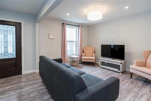 677 Jubilee Ave, Winnipeg, MB 