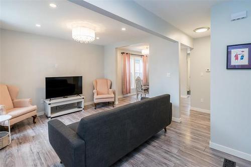 677 Jubilee Ave, Winnipeg, MB 