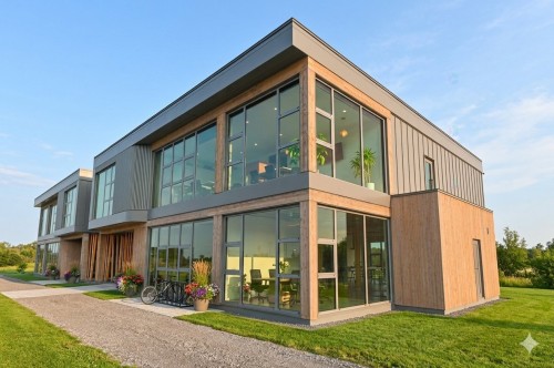Façade - 102-1565 Boul. De L'Innovation, Bromont, QC - Outdoor