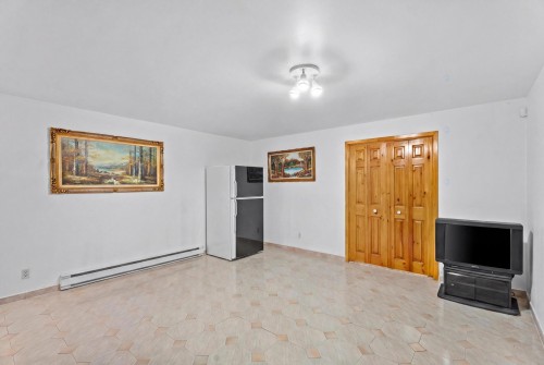 Salle familiale - 131 Rue Des Bouleaux, Entrelacs, QC - Indoor Photo Showing Other Room