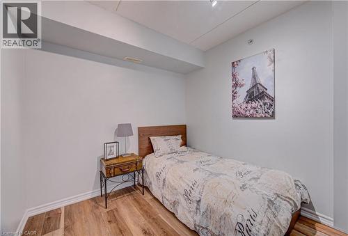 1490 Bishops Gate Unit# 106, Oakville, ON - Indoor Photo Showing Bedroom