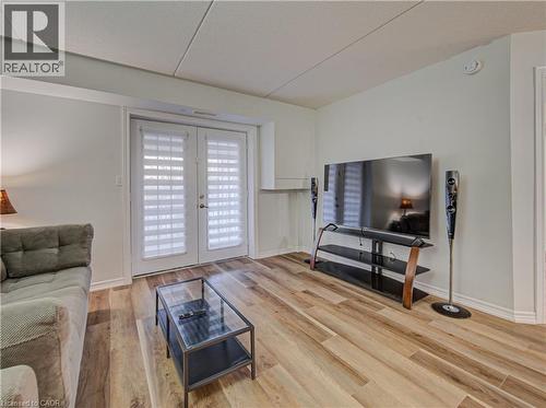 1490 Bishops Gate Unit# 106, Oakville, ON - Indoor Photo Showing Living Room