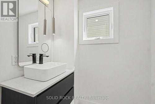828 Alpine Avenue, Ottawa, ON -  Photo Showing Bathroom