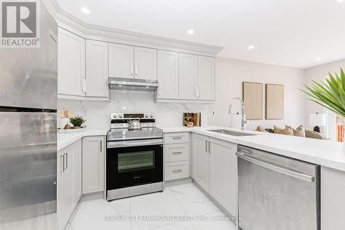 641 Macbeth Heights, Mississauga, ON - Indoor Photo Showing Kitchen With Upgraded Kitchen