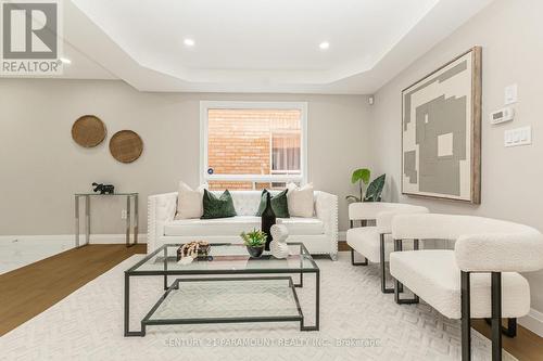 641 Macbeth Heights, Mississauga, ON - Indoor Photo Showing Living Room
