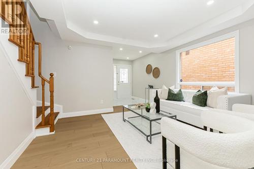 641 Macbeth Heights, Mississauga, ON - Indoor Photo Showing Living Room