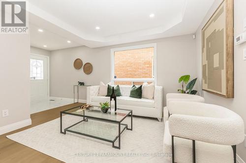 641 Macbeth Heights, Mississauga, ON - Indoor Photo Showing Living Room
