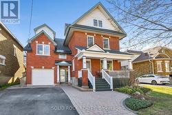 32 CLARENDON AVENUE  Ottawa, ON K1Y 0P2