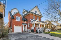 32 CLARENDON AVENUE  Ottawa, ON K1Y 0P2