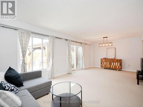 2335 Council Ring Road, Mississauga, ON - Indoor Photo Showing Living Room