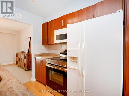 2335 Council Ring Road, Mississauga, ON - Indoor Photo Showing Kitchen