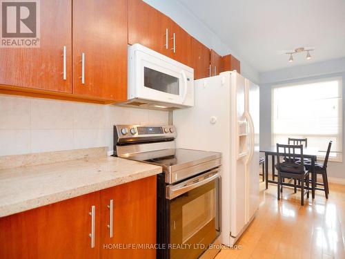 2335 Council Ring Road, Mississauga, ON - Indoor Photo Showing Kitchen