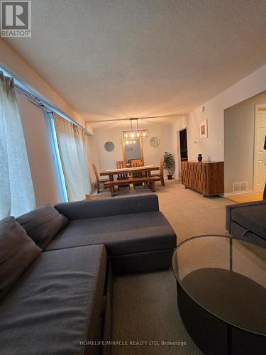 2335 Council Ring Road, Mississauga, ON - Indoor Photo Showing Living Room