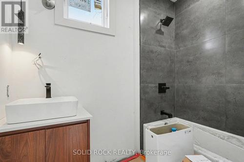 838 Alpine Avenue, Ottawa, ON - Indoor Photo Showing Bathroom