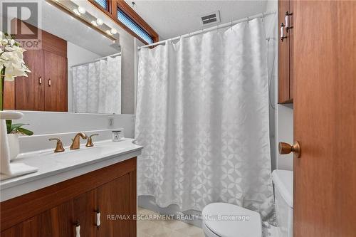 257 Queensdale Avenue E, Hamilton, ON - Indoor Photo Showing Bathroom