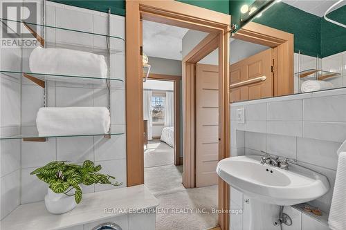 257 Queensdale Avenue E, Hamilton, ON - Indoor Photo Showing Bathroom