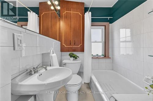 257 Queensdale Avenue E, Hamilton, ON - Indoor Photo Showing Bathroom