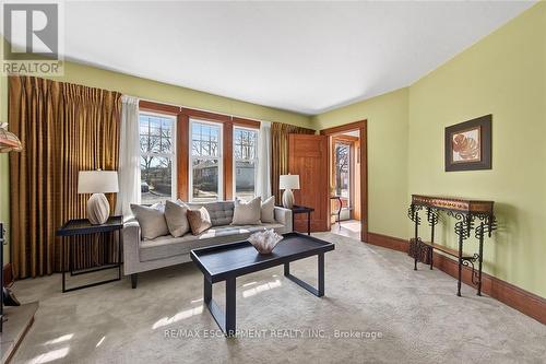 257 Queensdale Avenue E, Hamilton, ON - Indoor Photo Showing Living Room