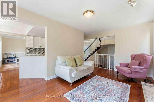 86 Sai Crescent, Ottawa, ON - Indoor Photo Showing Living Room